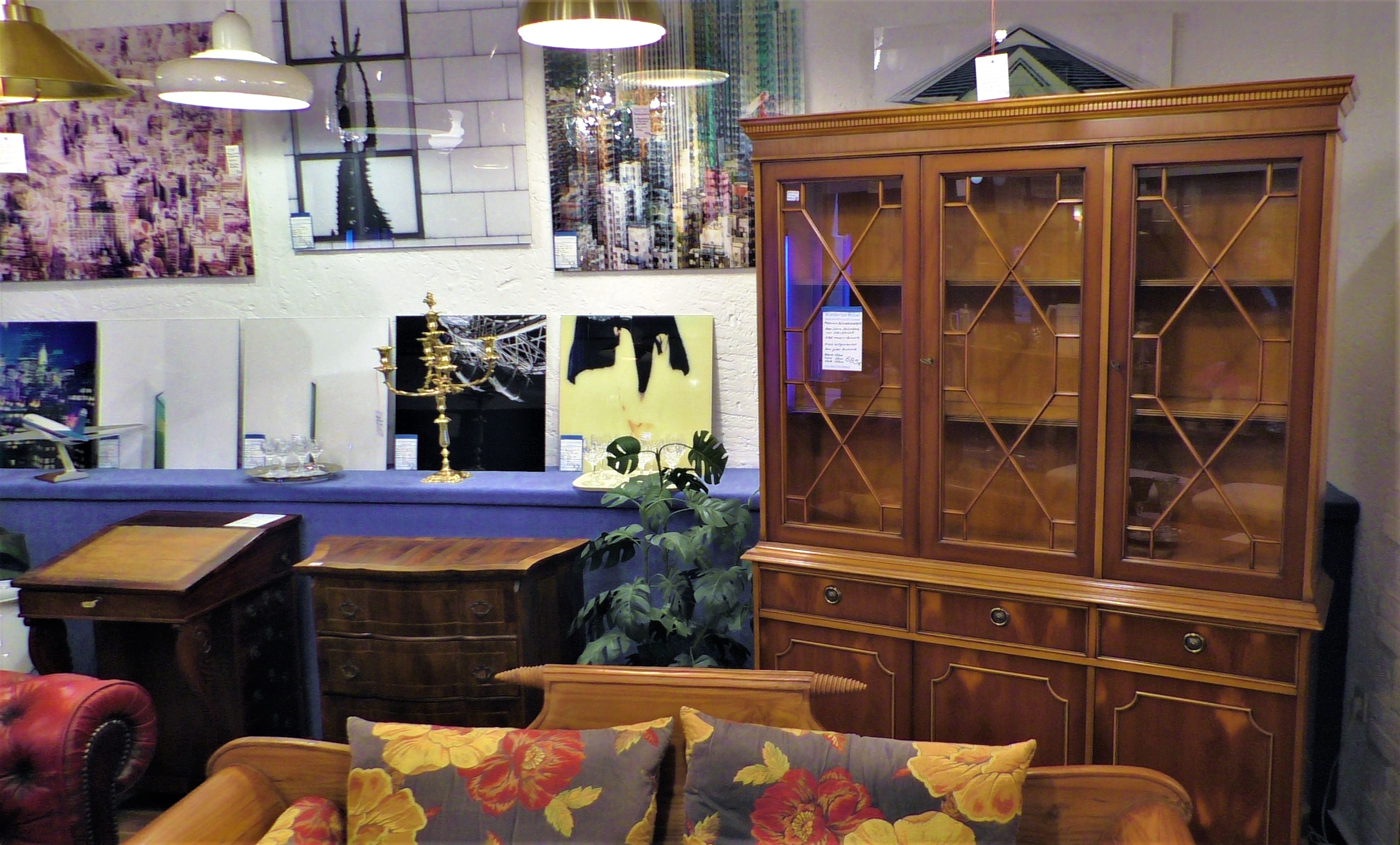 Second Hand Möbel - Antik & Designermöbel auf 500 qm